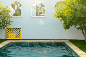 cacher une pompe à chaleur de piscine